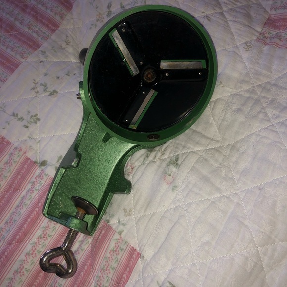 Vintage cast iron Green Pe De bean slicer- screws onto your counter. - Picture 5 of 9